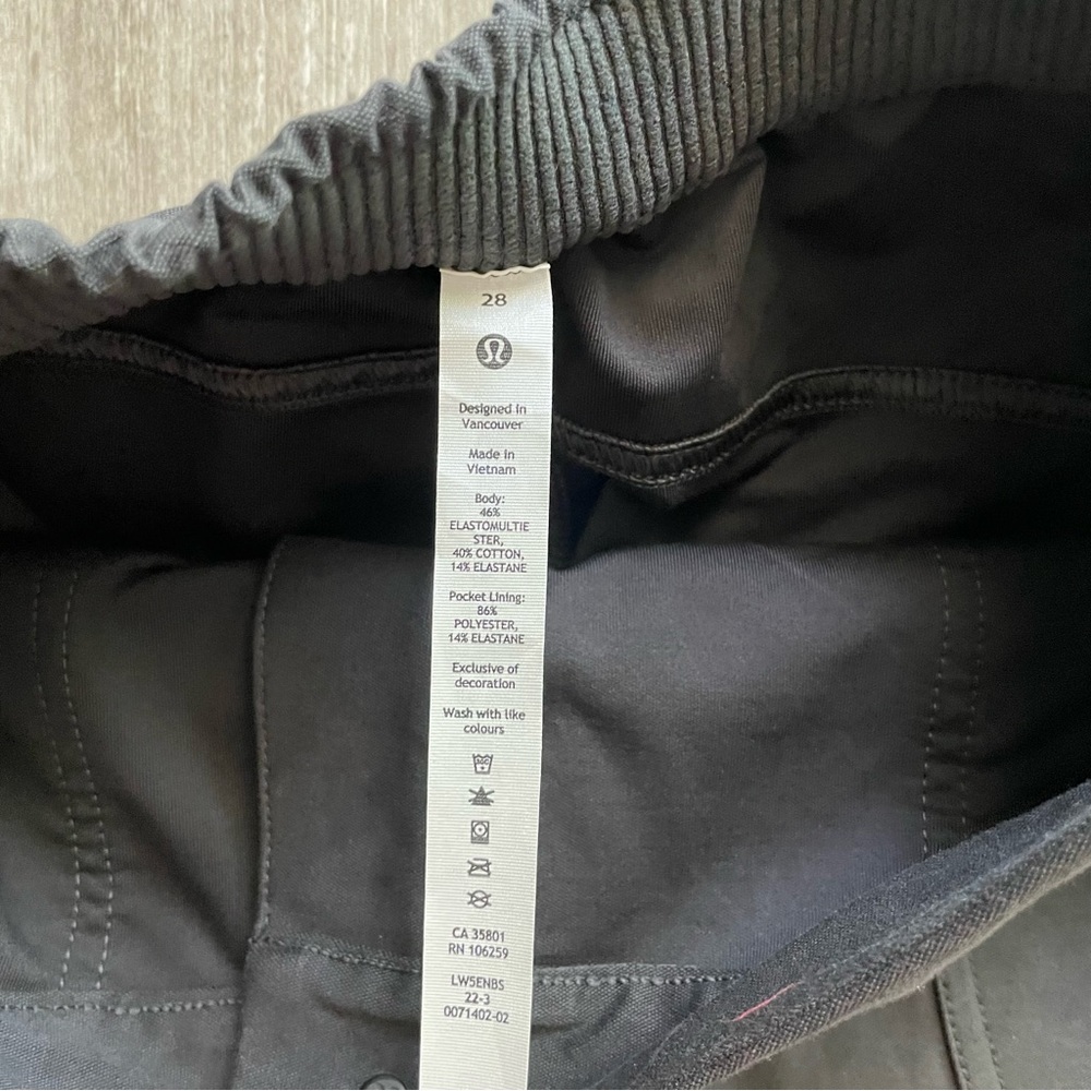 Waist 28” NWT Lululemon Light Utilitech Cargo Pocket HR Pant in Graphite Grey - Picture 4 of 5